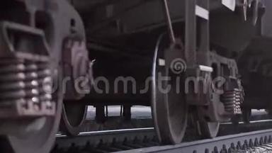 铁路轨道上的旧火车车轮经过照相机. 近距离射击